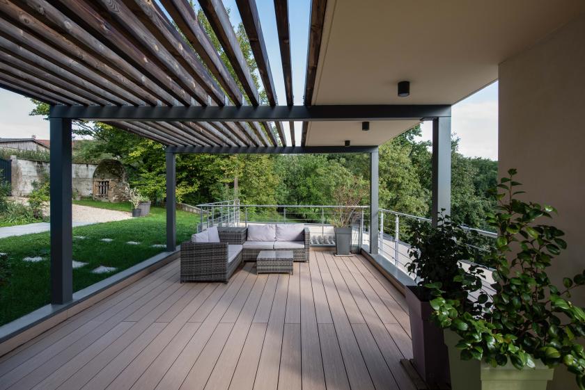 Création d'une terrasse sur le toit du studio avec pergola pour abriter de la su