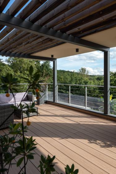 Création d'une terrasse sur le toit du studio avec vue dégagée sur le paysage.