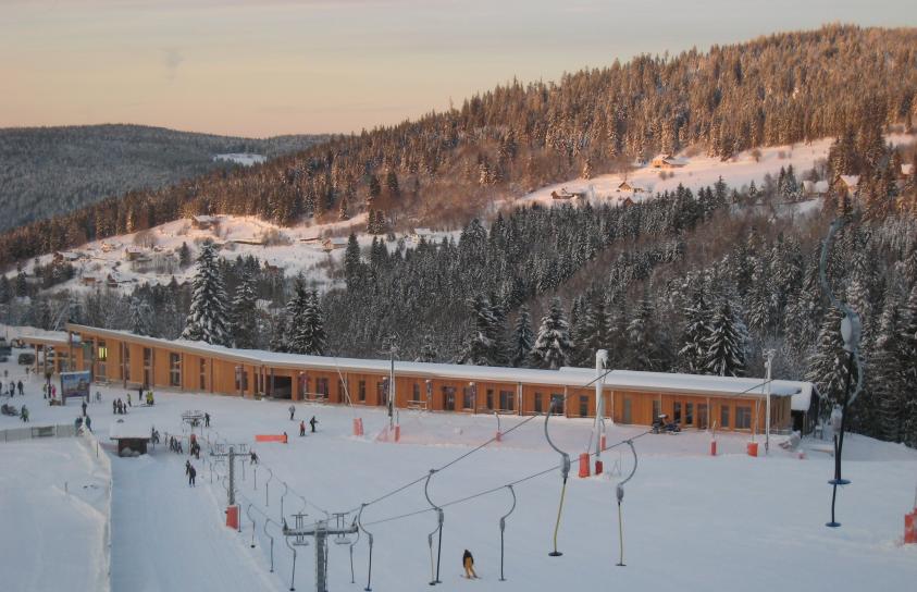 le bâtiment définit un nouveau front de neige aux pieds des pistes