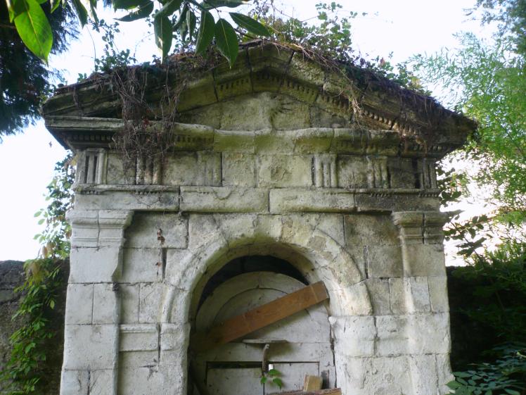 Avant travaux : fronton très dégradé, côté jardin.