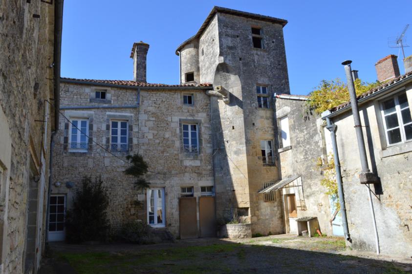 La façade sur cour