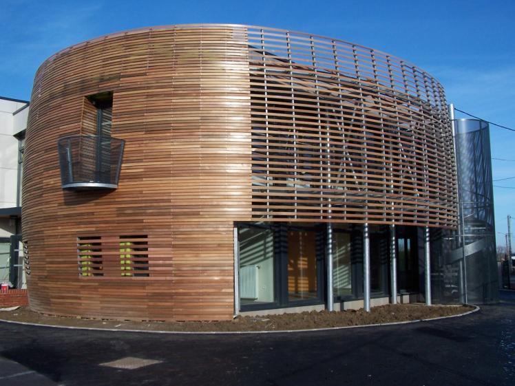 la mairie depuis l'espace de stationnement