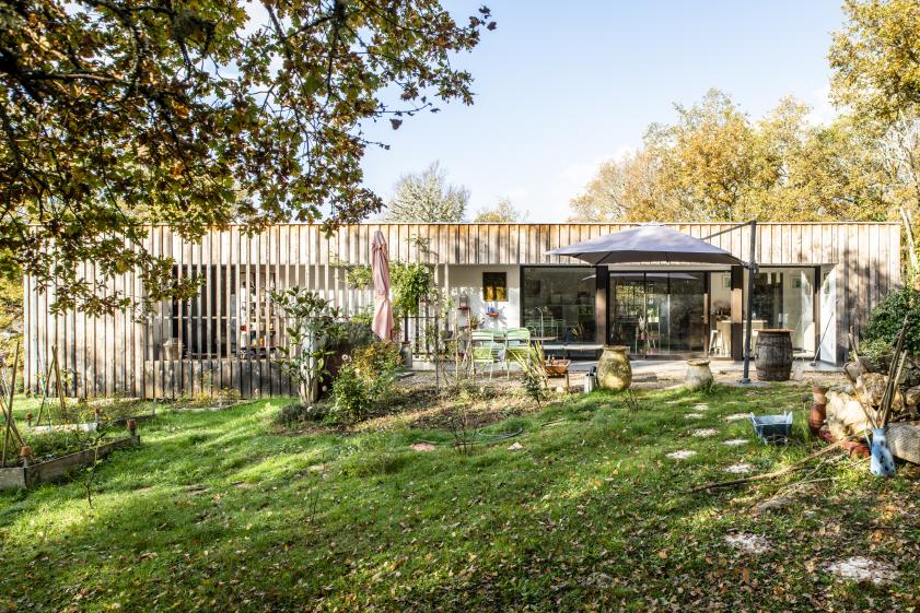 Une maison ouverte au sud avec sa terrasse