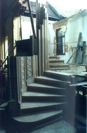 Chantier de construction de l'escalier: pose des pièces de béton moulé