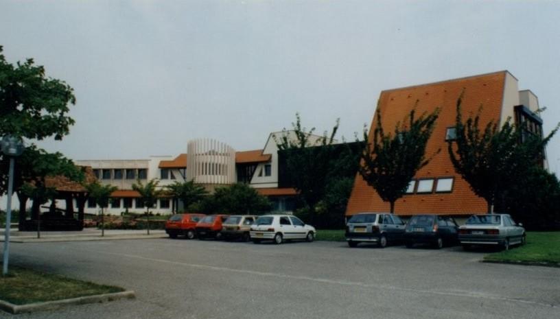 Ensemble montrant l'ancien bâtiment et son extension