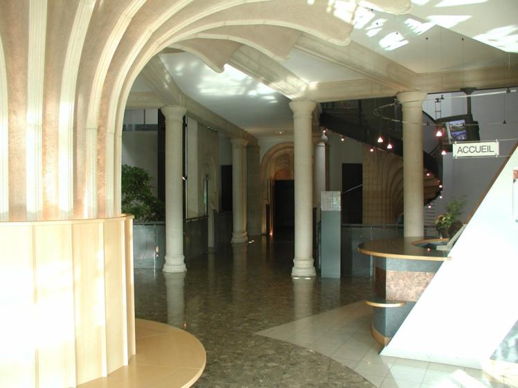 Le comptoir d'accueil du site, dans le hall d'entrée