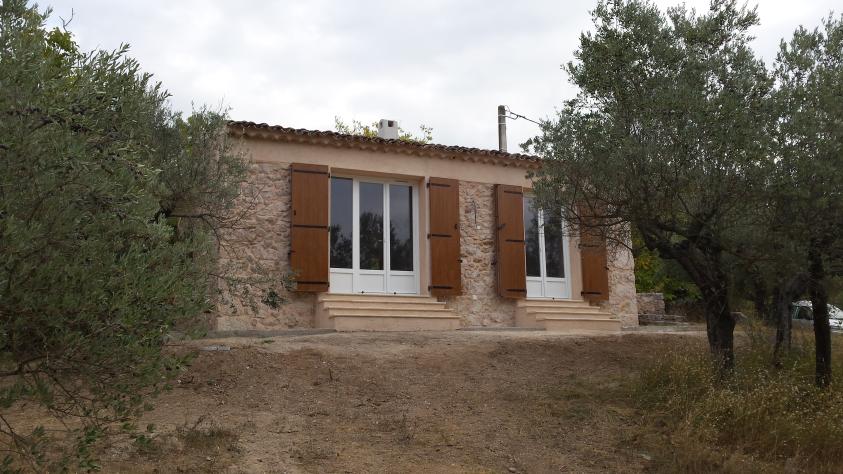 La façade ouverte sur le champs d'oliviers après travaux