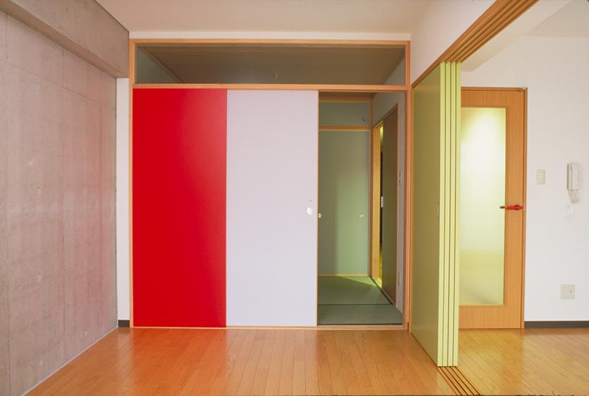 Séjour d'un appartement - on voit au fond une chambre en tatami