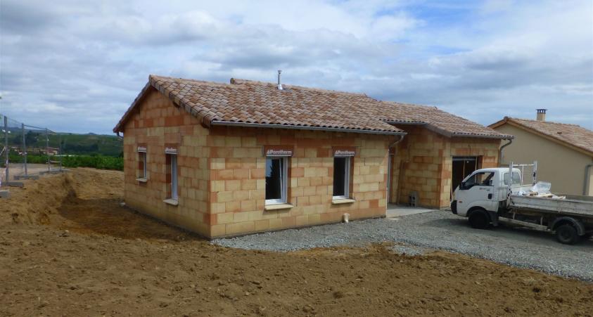 La construction est en brique avec doublage intérieur en laine de bois.