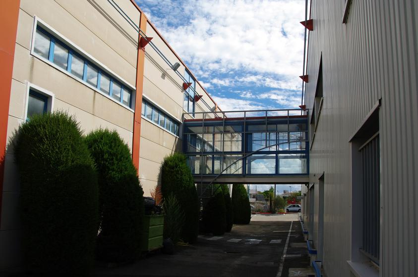 Passerelle reliant les laboratoires de l'entité administrative et l'usine