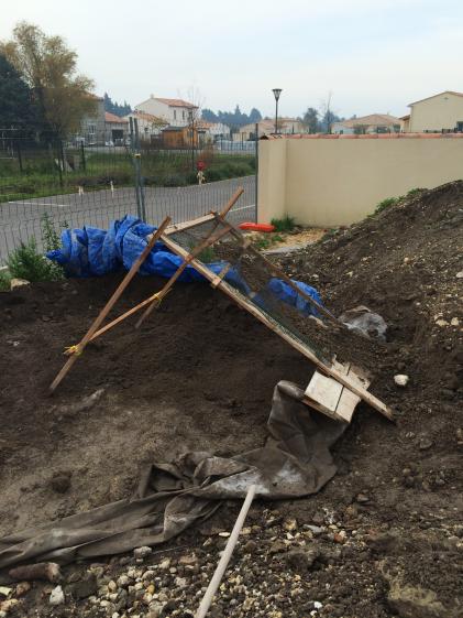 Stock de terre provenant du site et utilisé pour les confortements - chantier