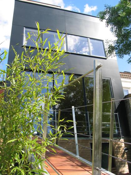 passerelle d'accès au jardin en inox et bois exotique