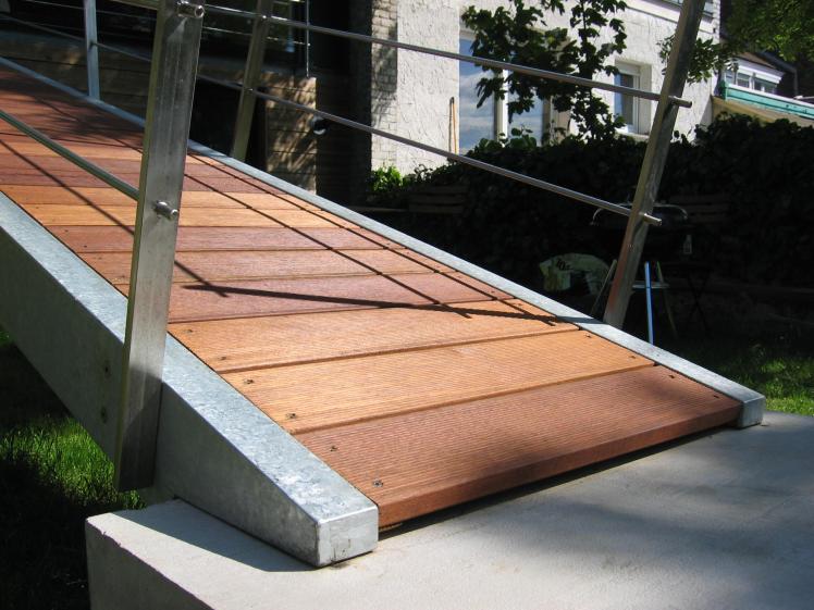 passerelle d'accès au jardin en inox et bois exotique