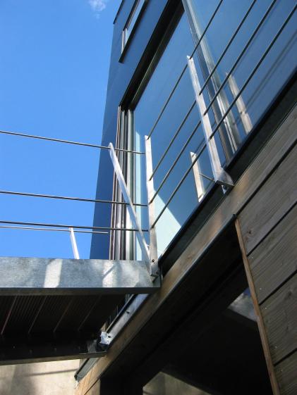 passerelle d'accès au jardin en inox et bois exotique