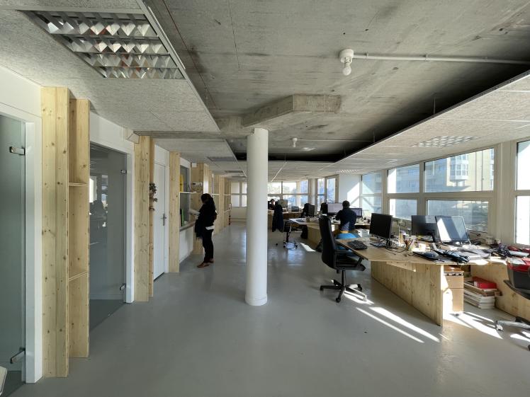 Annexés à l'espace de coworking, des bureaux et petites salles de réunions pour 