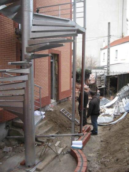 création d'un escalier extérieur métallique, libérant ainsi de la surface habita