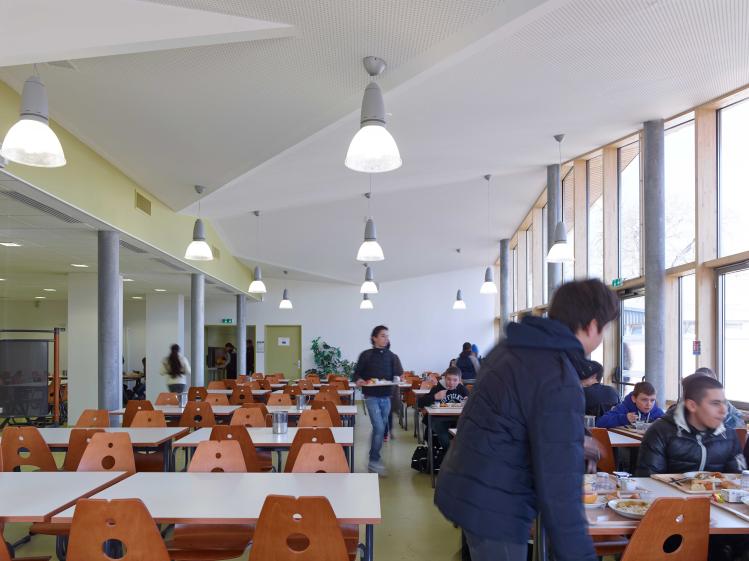 Salle de restaurant scolaire