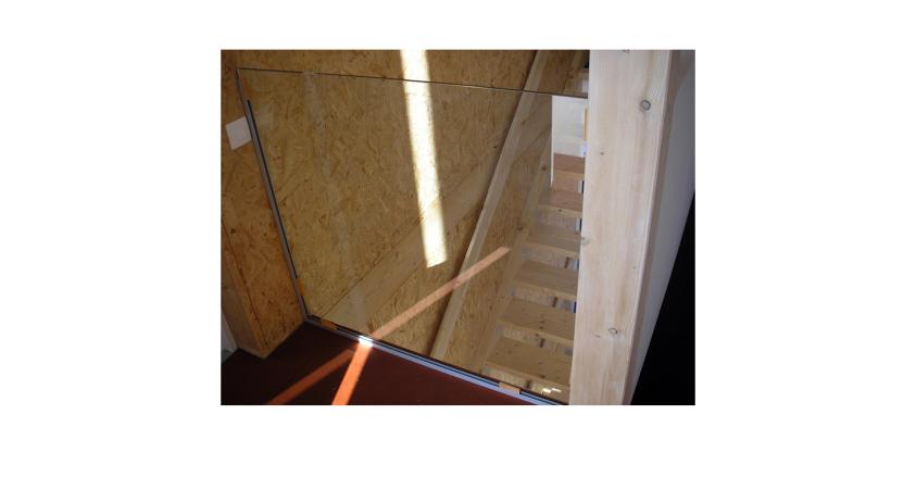 Détail de l'escalier bois - garde corps en verre
