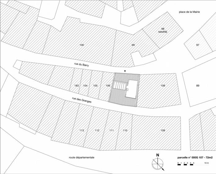 La maison est située dans le centre du village où les constructions sont particu