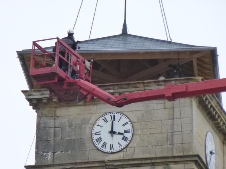 Pose de la couverture avec la grue