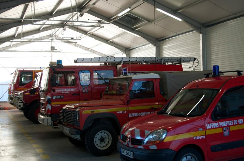 Intérieur hangar avec véhicules d'intervention