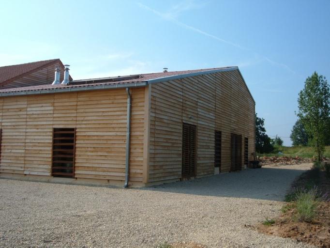 Bardage bois en châtaigner et panneaux solaires en toiture 