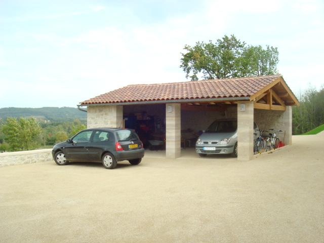 Vue sur l'abri véhicule