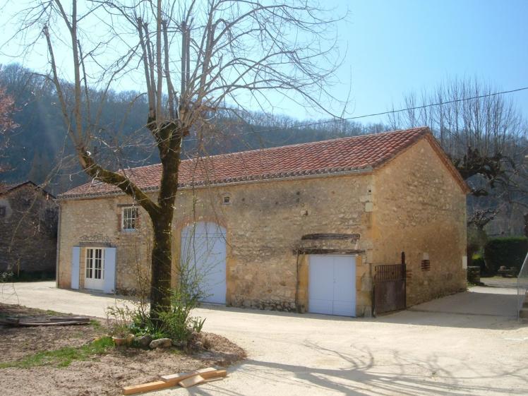 Vue sur l'ancienne grange transformée en logement