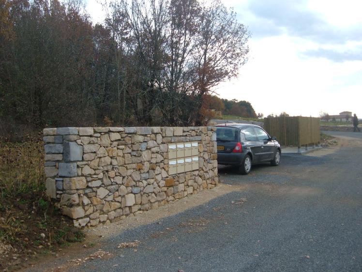 Muret boîtes aux lettres et local poubelles