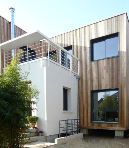 Extension bois sur deux niveaux et toiture terrasse. Villejuif. ARCHI-V.O