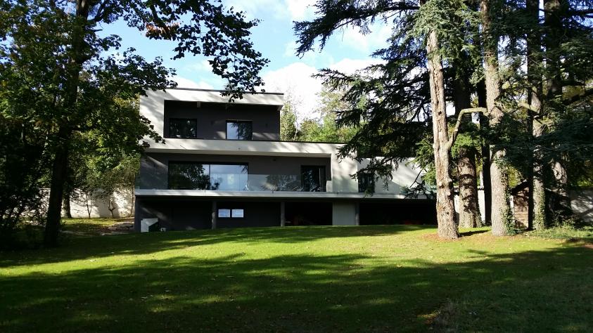 Construction d'une maison individuelle aux lignes contemporaines. 