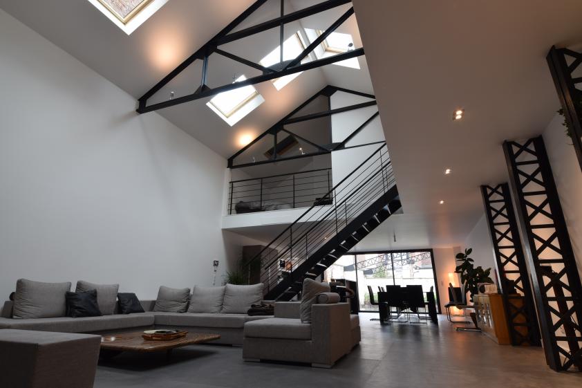 Salon loft escalier metallique - La Madeleine - Jacques LENAIN Architecte Lille