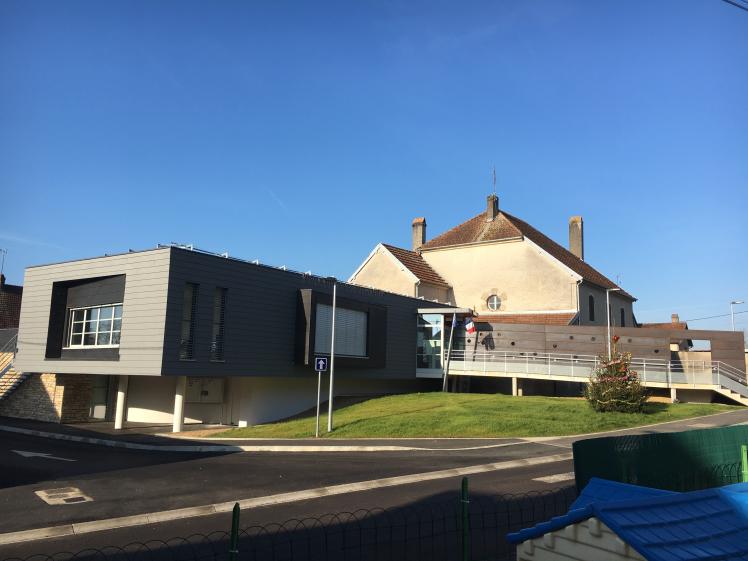 Vue façade principale sur rue - accès Mairie