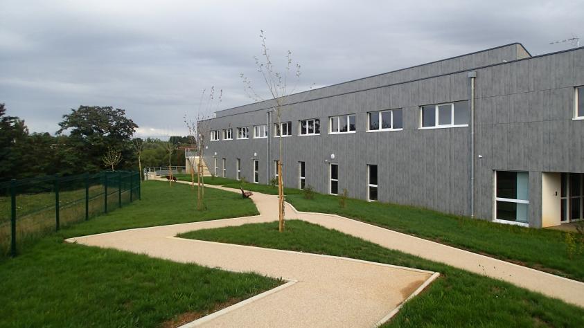 Façade Nord avec coin terrasse sur le foyer