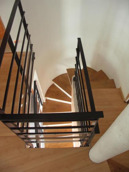 Escalier béton revêtu chêne avec garde corps acier (entreprise S.E.M.