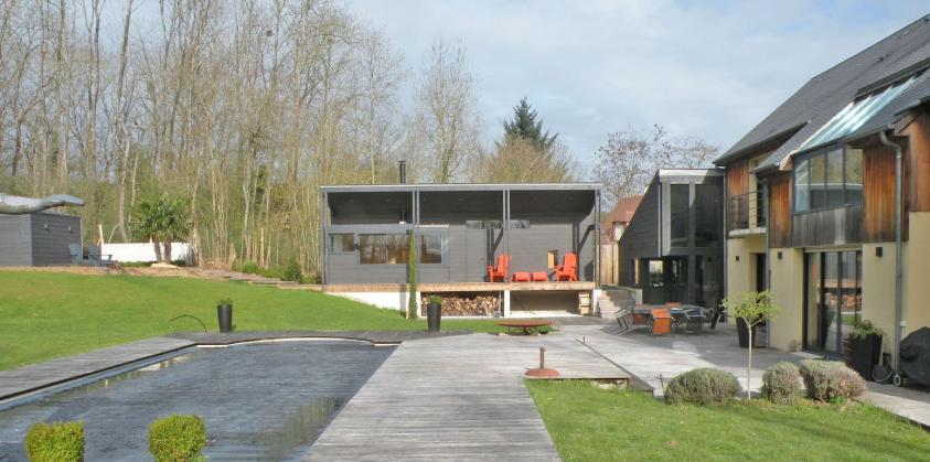 L'annexe, comprenant salon et sauna, façade sud-est