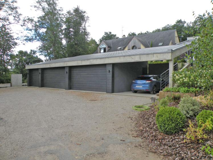 Entrée dans la propriété. Le garage