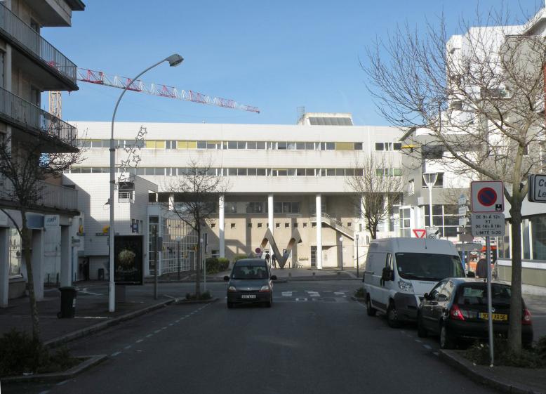 Placette de la poste adossée à la ligne nord de la pièce urbaine