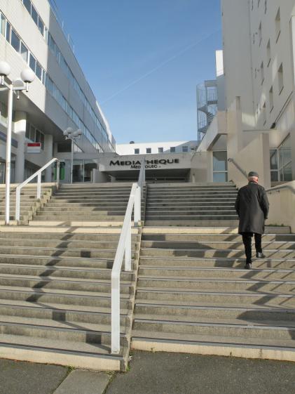 Entrée de la médiathèque, entre les deux lignes de la pièce urbaine