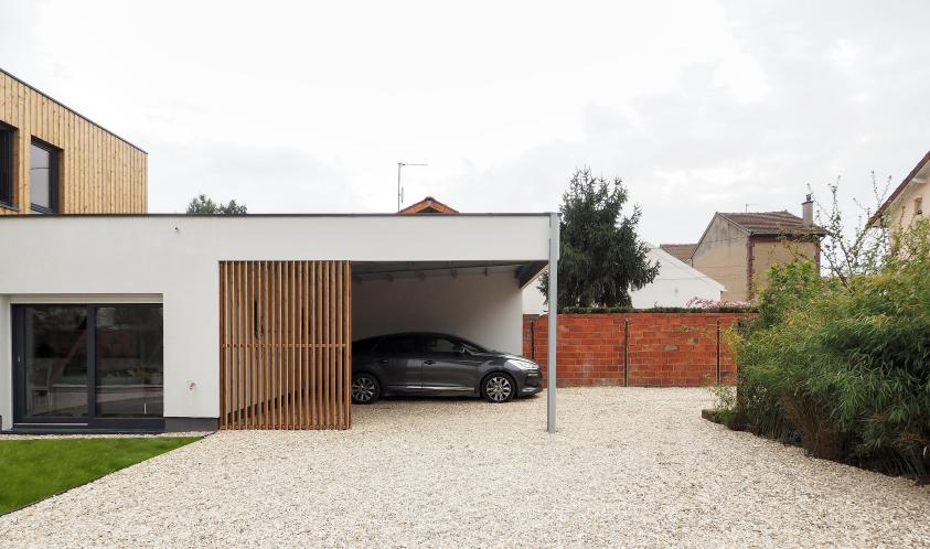 Vue des 2 garages avec borne de recharge electrique