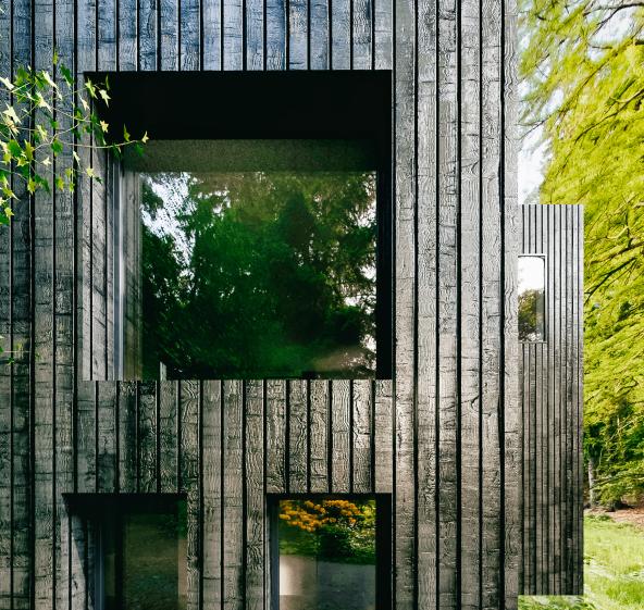 Maison contemporaine à ossature bois - Façade en bois brulé