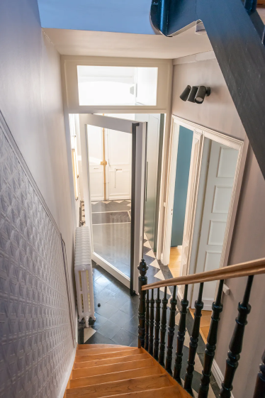 architecte-lille-maison-semi-bourgeoise-hall-porte-sur-pivot-agencement-escalier