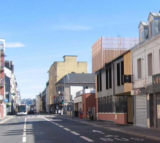 Un immeuble de bureau en ville