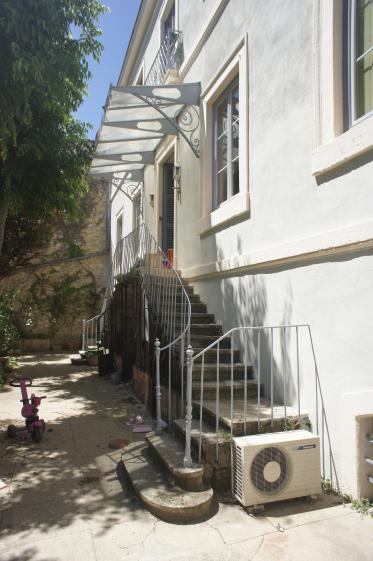 Vue de l'escalier extérieur avant restauration