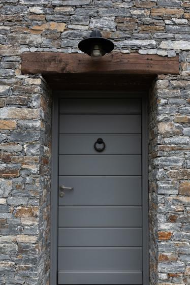 La porte en bois traditionnelle Corse à lame horizontale