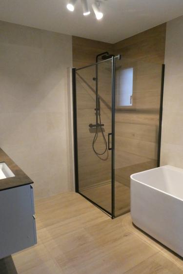 Salle de bains modernisé et confortable avec ajout d'une baignoire semi ilot