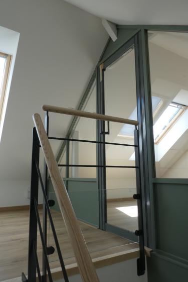 Accés mezzanine par l'escalier métal 