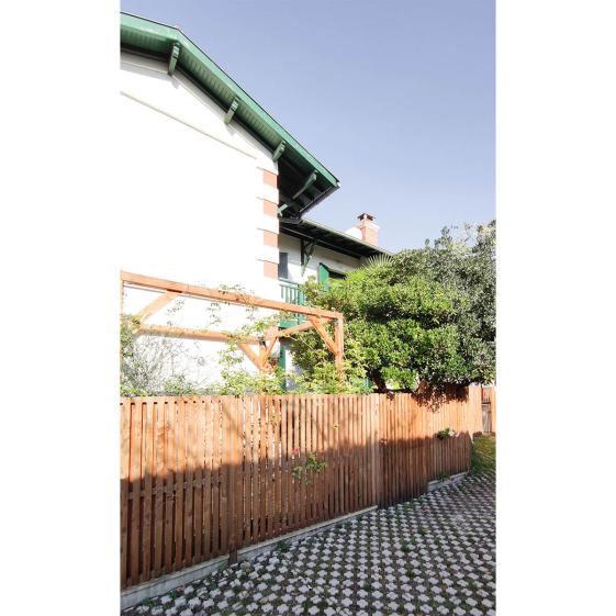 Autre vue d'un côté de la maison avec barrière en bois