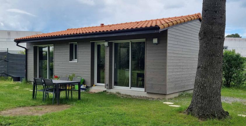 annexe, façade Sud avec débords de toiture pour protéger les baies en été