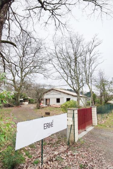 Chantier vu de loin avec banderole ERHÉ